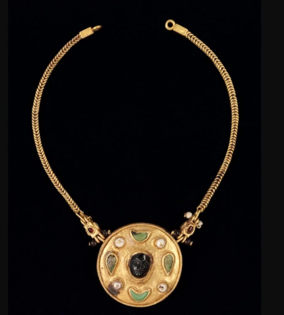 Collier-a-pendentif-orne-dun-camee-Artemisia